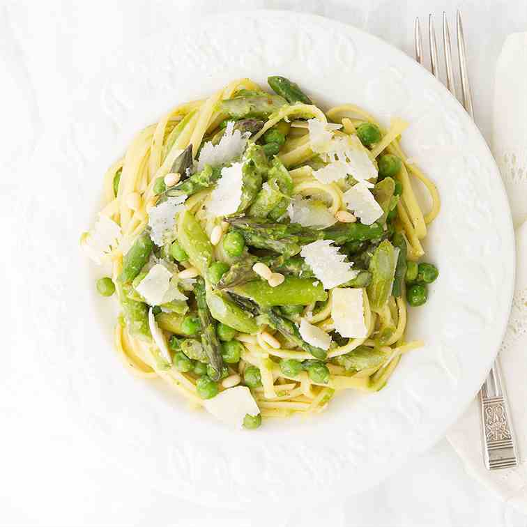 Pea and asparagus pasta 