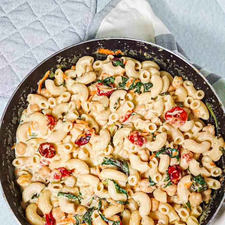 Creamy pasta with spinach and chickpeas