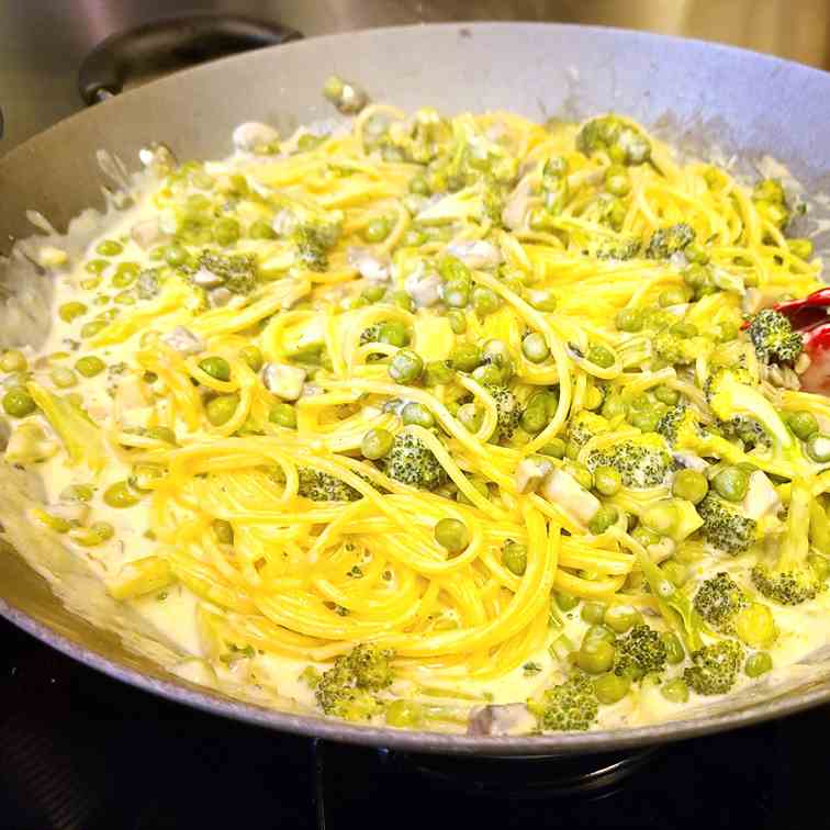 Spaghetti con Piselli, Funghi e Broccoli