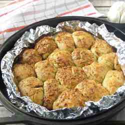 Easy Garlic Thyme Pull Apart Bread 