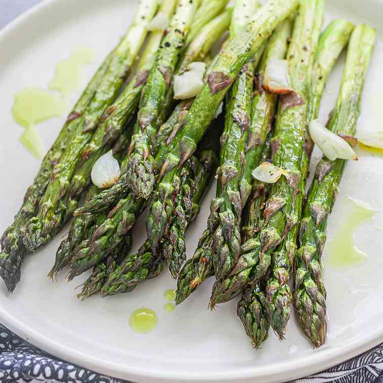 Grilled asparagus with garlic and lemon